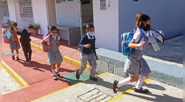 Hoy regresaron a las aulas cientos de niños en la CDMX