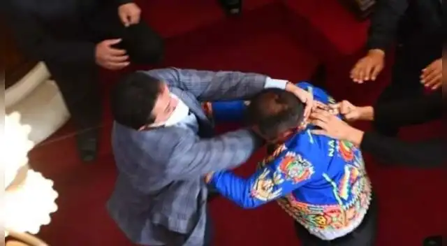 Congresistas se van a golpes en el Parlamento de Bolivia.