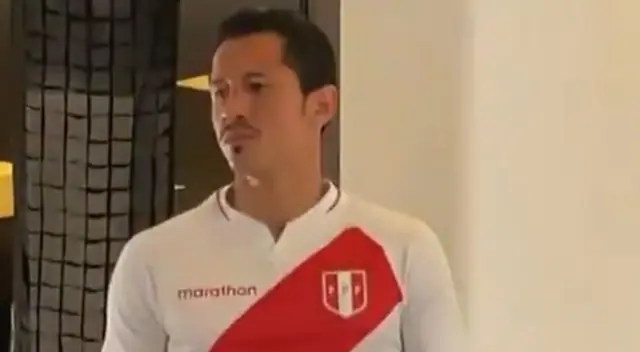 Gianluca Lapadula ya posa con la nueva camiseta de la selección peruana Gianluca Lapadula ya posa con la nueva camiseta de la selección peruana