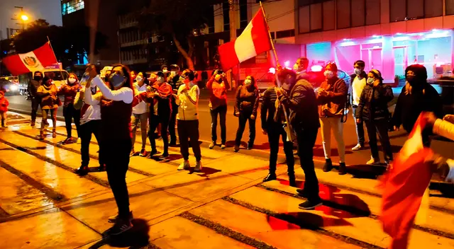 Seguidores de Keiko Fujimori protestan frente a la casa de Domingo Perez. Seguidores de Keiko Fujimori protestan frente a la casa de Domingo Perez.