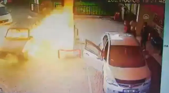 Viral auto se incendia con conductor adentro Viral auto se incendia con conductor adentro