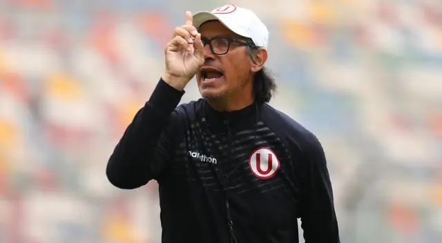 Ángel Comizzo terminó muy incómodo con la eliminación de la 'U' en la Copa Bicentenario. Ángel Comizzo terminó muy incómodo con la eliminación de la 'U' en la Copa Bicentenario.