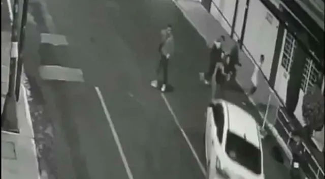 Momento en que el sujeto atropella a las dos chicas Momento en que el sujeto atropella a las dos chicas