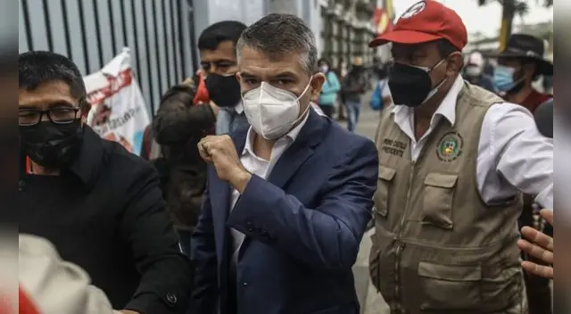 Julio Guzmán se reunió este martes con Pedro Castillo en el local de Perú Libre en Breña. Foto: Aldair Mejía/La República Julio Guzmán se reunió este martes con Pedro Castillo en el local de Perú Libre en Breña. Foto: Aldair Mejía/La República