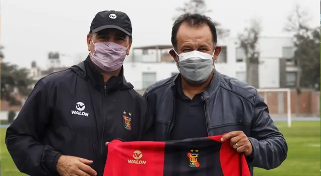 Juan Reynoso visitó FBC Melgar, equipo que sacó campeón en 2015 Juan Reynoso visitó FBC Melgar, equipo que sacó campeón en 2015