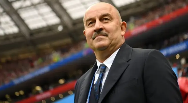 DT de Rusia no se aguantó la sed y se tomó una gaseosa en plena conferencia DT de Rusia no se aguantó la sed y se tomó una gaseosa en plena conferencia