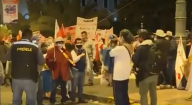 Ronderos de Cajamarca, Puno, Huánuco, Ayacucho, Arequipa, Tacna, Cañete e Ica se encuentran en los exteriores del local del JNE. Ronderos de Cajamarca, Puno, Huánuco, Ayacucho, Arequipa, Tacna, Cañete e Ica se encuentran en los exteriores del local del JNE.