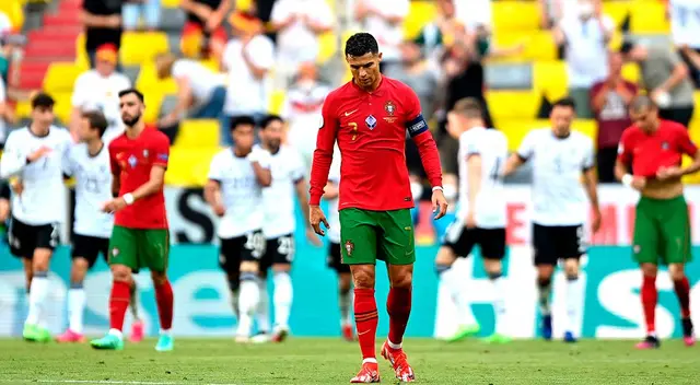 Cristiano Ronaldo lamenta la derrota de Portugal en el Allianz Arena. Cristiano Ronaldo lamenta la derrota de Portugal en el Allianz Arena.