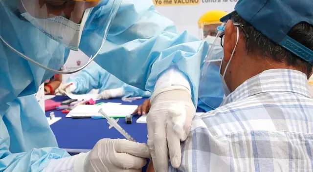 Si tienes más de 60 años, revisa en el padrón la cuándo y dónde te tocará recibir las dosis contra la COVID-19. Si tienes más de 60 años, revisa en el padrón la cuándo y dónde te tocará recibir las dosis contra la COVID-19.