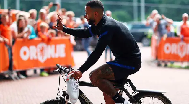 Memphis Depay llegando a los entrenamientos en bicicleta