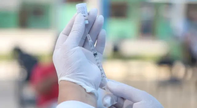 La vacunación contra el coronavirus a los adultos mayores continúa en todas las regiones del país.