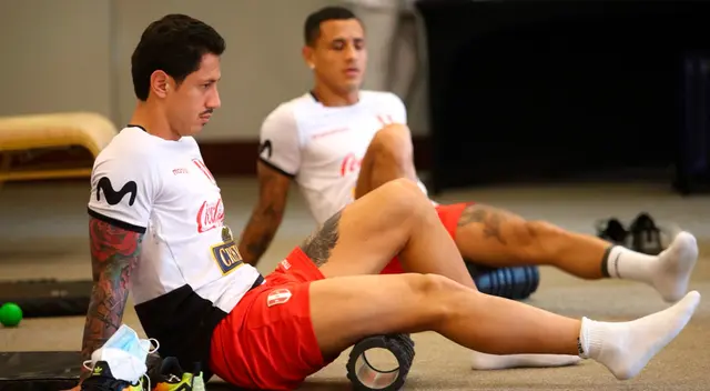 Gianluca Lapadula presentó molestia en el entrenamiento y es duda ante Ecuador.