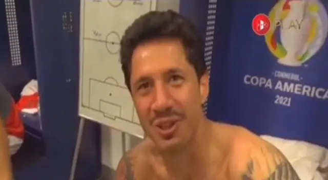 Gianluca Lapadula se mostró feliz en los vestuarios de la selección peruana.