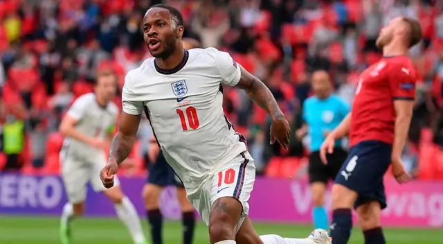 Sterling abrió el marcador en el República Checa-Inglaterra en Wembley.