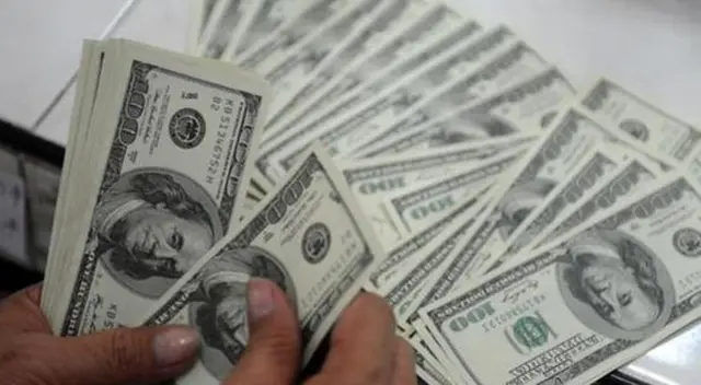 La mujer se asustó al ver tanto dinero en su cuenta bancaria.