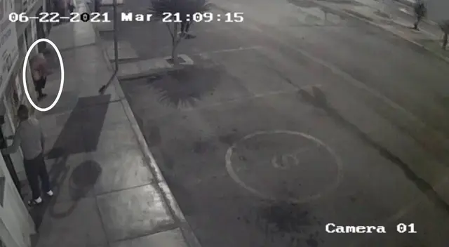 Cámara de seguridad capta a hombre desnudo tras temblor Cámara de seguridad capta a hombre desnudo tras temblor