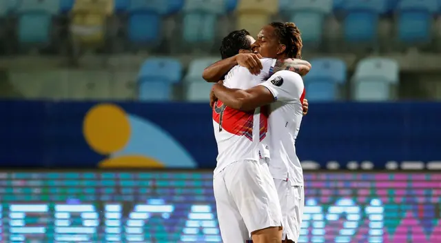 Gianluca Lapadula y André Carrillo celebran el empate (2-2) de Perú ante Ecuador