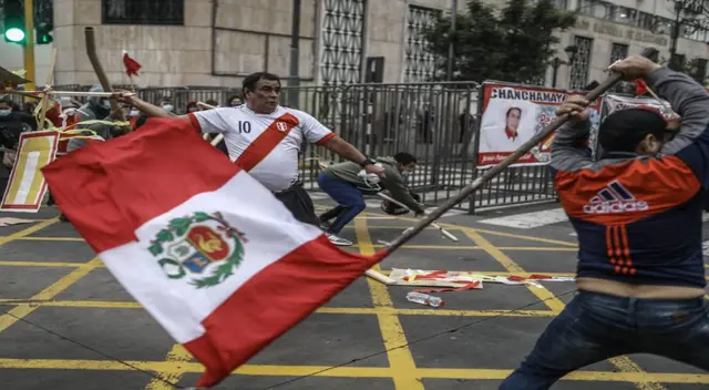 Simpatizantes de Keiko Fujimori agarran a ‘palazos’ a seguidores de Perú Libre - VIDEO Simpatizantes de Keiko Fujimori agarran a ‘palazos’ a seguidores de Perú Libre - VIDEO