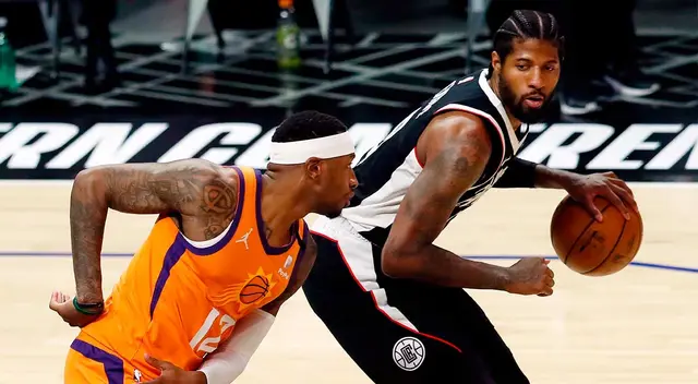 Paul George y  Torrey Craig disputan un balón durante la final de la Conferencia Oeste de la NBA