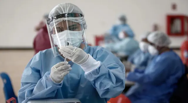 Foto referencial: sujetos se hicieron pasar por médicos para ser vacunados contra la COVID-19