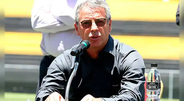 Pablo Bengoechea recibió un reconocimiento de Peñarol. Pablo Bengoechea recibió un reconocimiento de Peñarol.