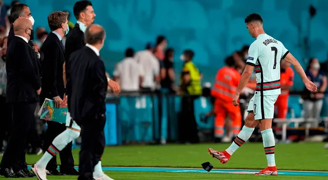Cristiano Ronaldo se fue molesto y pateando la cinta de capitán Cristiano Ronaldo se fue molesto y pateando la cinta de capitán