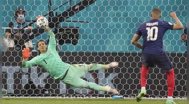 Yann Sommer atajó el remate de Kylian Mbappé. Yann Sommer atajó el remate de Kylian Mbappé.