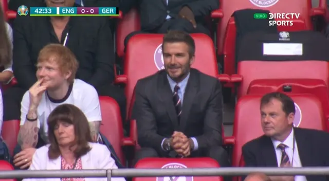 David Beckham estuvo junto a Ed Sheeran en en partido de Inglaterra vs Alemania David Beckham estuvo junto a Ed Sheeran en en partido de Inglaterra vs Alemania