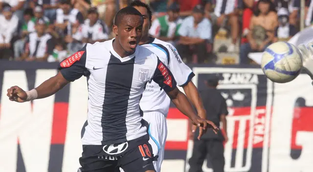 André Carrillo vistiendo la camiseta de Alianza Lima en 2011