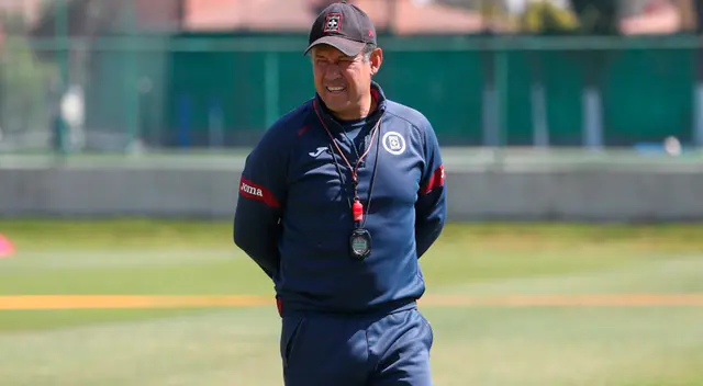 Juan Reynoso salió campeón con Cruz Azul en la última temporada en México. Juan Reynoso salió campeón con Cruz Azul en la última temporada en México.