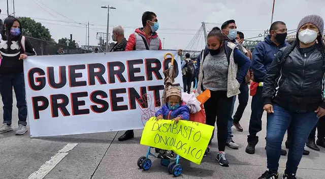 Papás de niños con cáncer bloquean acceso a AICM
