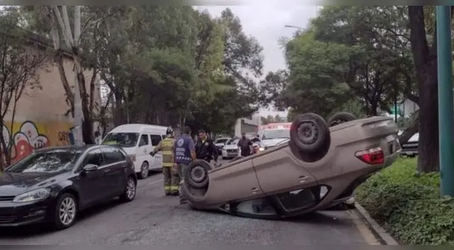 Uber vuelca en Periférico Norte, en Tlalnepantla; muere el conductor