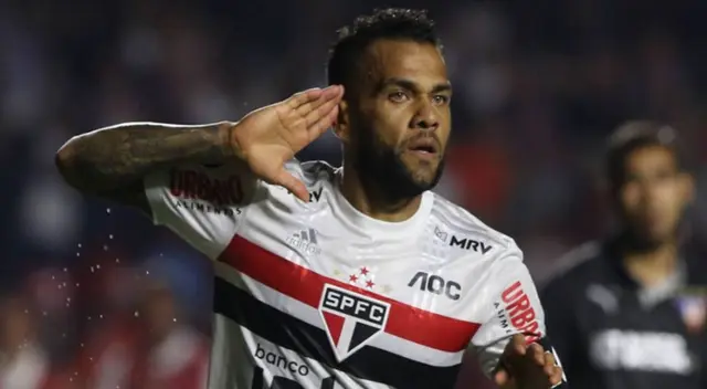 Dani Alves es el jugador con más títulos en la historia del fútbol. Dani Alves es el jugador con más títulos en la historia del fútbol.