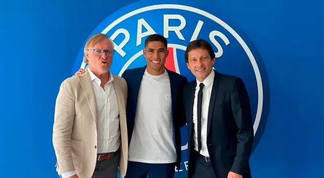 Acharf Hakimi posa junto a su agente y a Leonardo, directivo del PSG. Acharf Hakimi posa junto a su agente y a Leonardo, directivo del PSG.