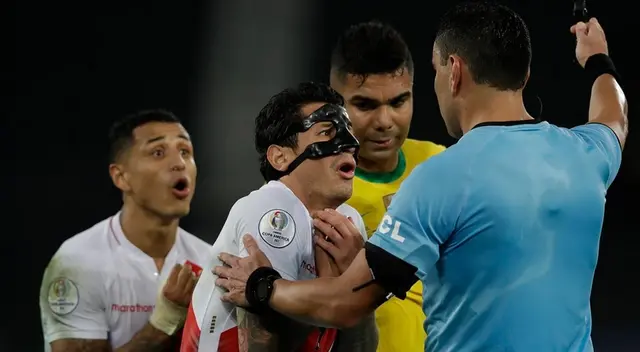 Roberto Tobar habría soltado fuertes frases contra los jugadores peruanos Roberto Tobar habría soltado fuertes frases contra los jugadores peruanos