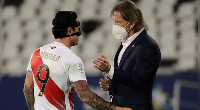 Ricardo Gareca y Gianluca Lapadula conversan durante el partido ante Brasil.