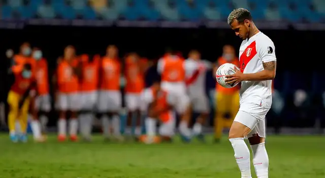 Miguel Trauco instantes previos a patear el penal
