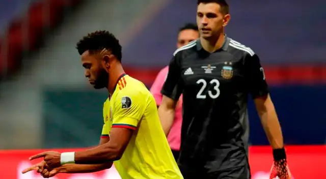 El colombiano acabó anotándole desde los doce pasos.
