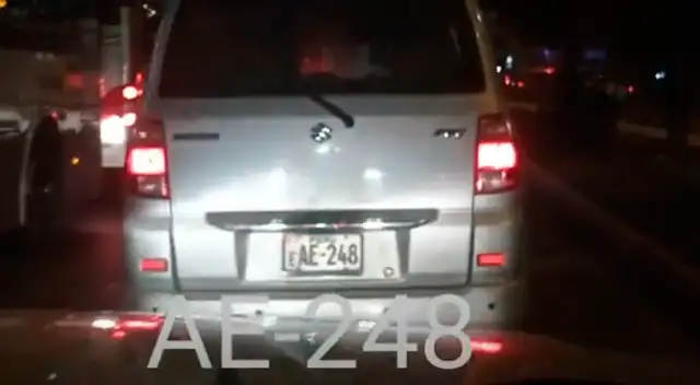 Auto invade el Metropolitano de Lima. Foto: Captura.