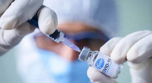 Pfizer es el laboratorio con el que se ha inmunizado a la población de riesgo en Perú.   