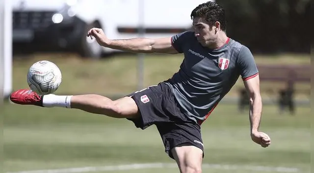 Ricardo Gareca probó a Santiago Ormeño en el equipo titular.