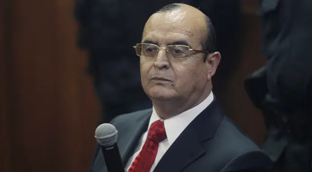 Hasta 50 marinos permitían que Montesinos realice llamadas sin supervisión. Hasta 50 marinos permitían que Montesinos realice llamadas sin supervisión.