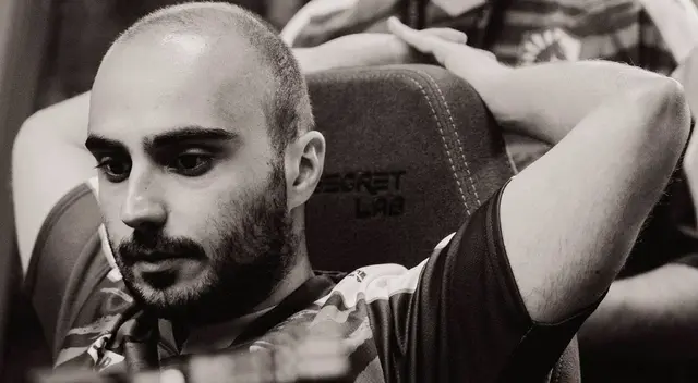 Kuroky inició su carrera profesional en el 2011
