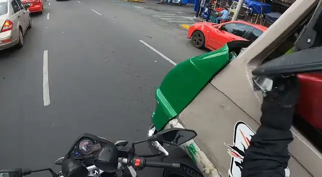 El percance quedó grabado por el motociclista