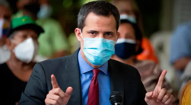 Policía venezolana intenta detener a Juan Guaidó.