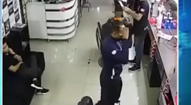 Delincuente se peina en pleno asalto a barbería de Comas Delincuente se peina en pleno asalto a barbería de Comas