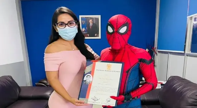 De manera especial fue disfrazado del famoso súper héroe De manera especial fue disfrazado del famoso súper héroe
