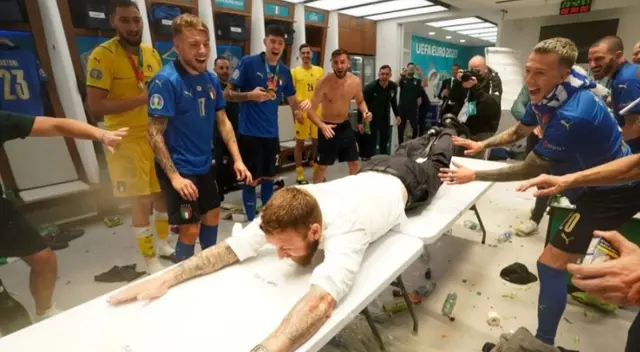 La locura de Italia en la celebración del vestuario de Wembley