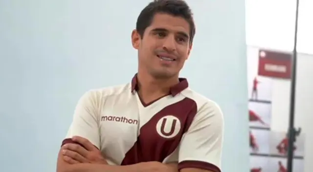 Aldo Corzo luciendo la nueva camiseta de la 'U' por el Bicentenario del Perú Aldo Corzo luciendo la nueva camiseta de la 'U' por el Bicentenario del Perú