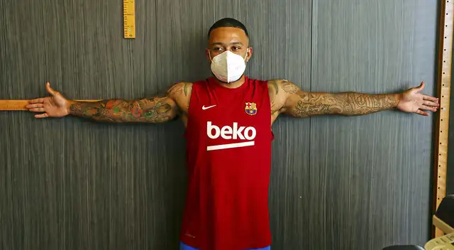 Memphis Depay en su llegada a Barcelona pasa las pruebas médicas. Memphis Depay en su llegada a Barcelona pasa las pruebas médicas.